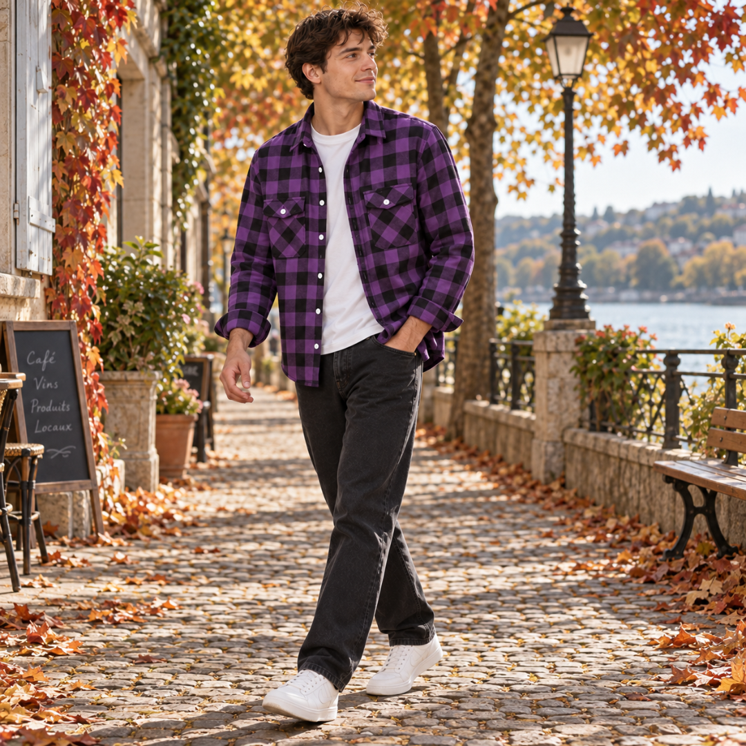 Uomo con overshirt viola a quadri, maniche arrotolate e taschini con patta sul petto