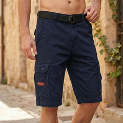 Pantaloncini cargo uomo blu con etichetta rossa sulla tasca laterale, vista frontale