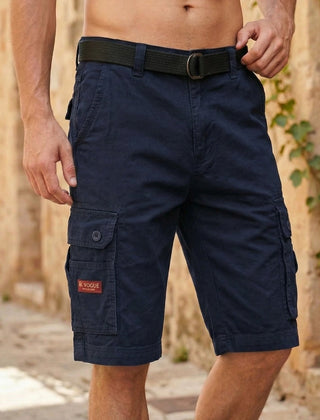 Pantaloncini cargo uomo blu con etichetta rossa sulla tasca laterale, vista frontale