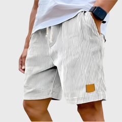 Pantaloncini uomo bianchi a coste in rilievo con etichetta gialla sulla gamba