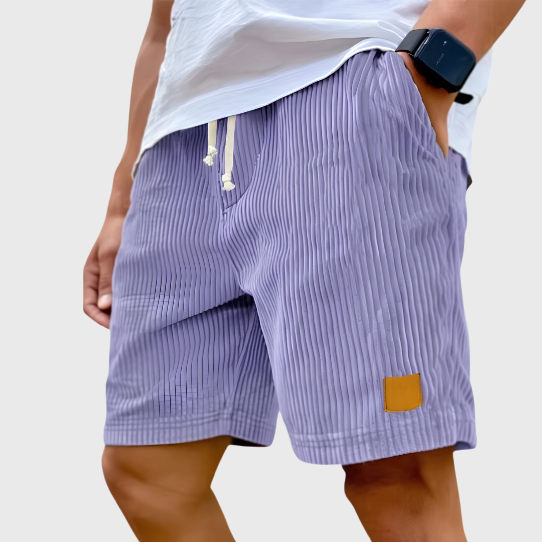 Pantaloncini uomo lilla con superficie rigata in rilievo e piccola etichetta gialla