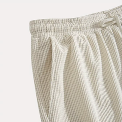 Primo piano della superficie a nido d'ape dei pantaloncini beige e tasca laterale