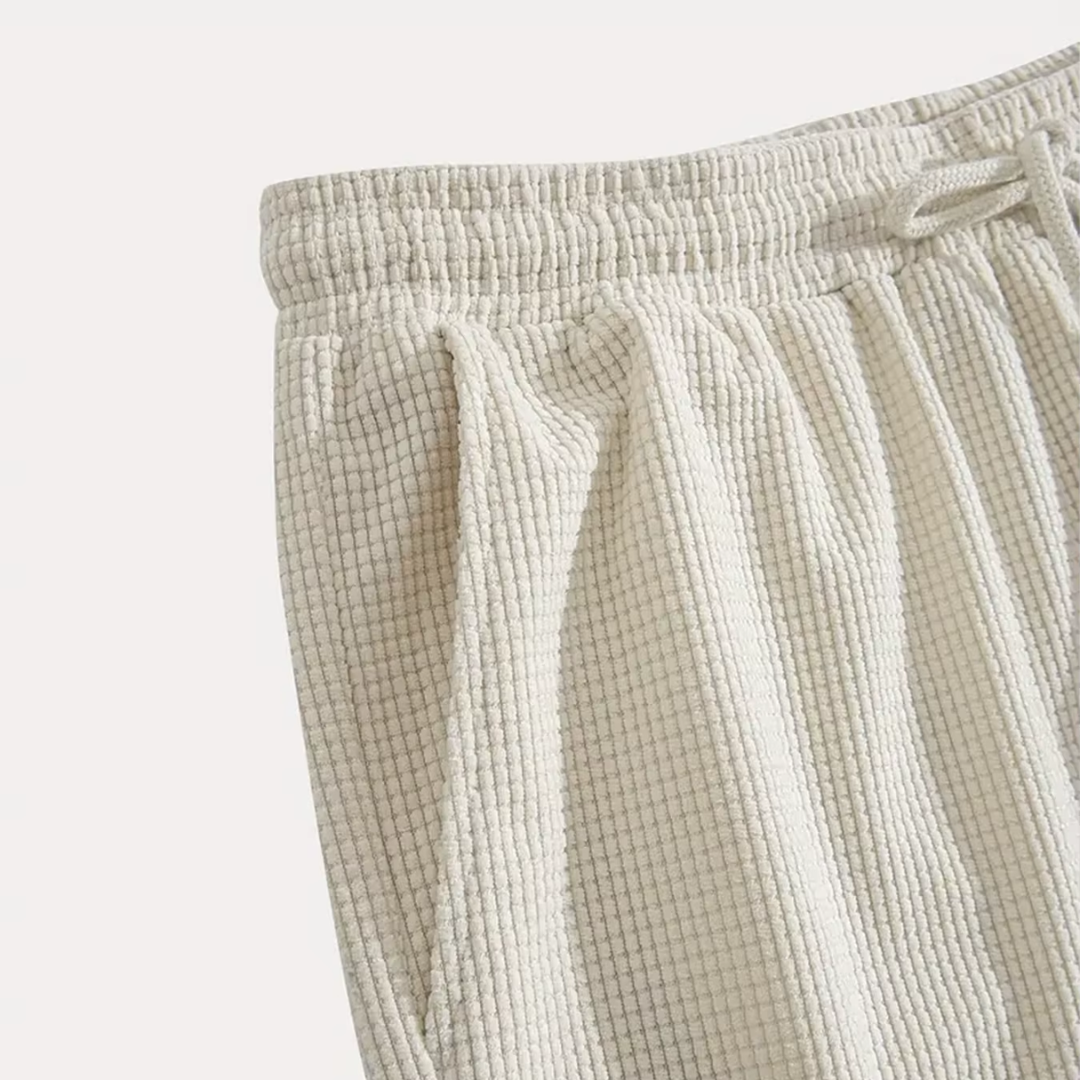 Primo piano della superficie a nido d'ape dei pantaloncini beige e tasca laterale