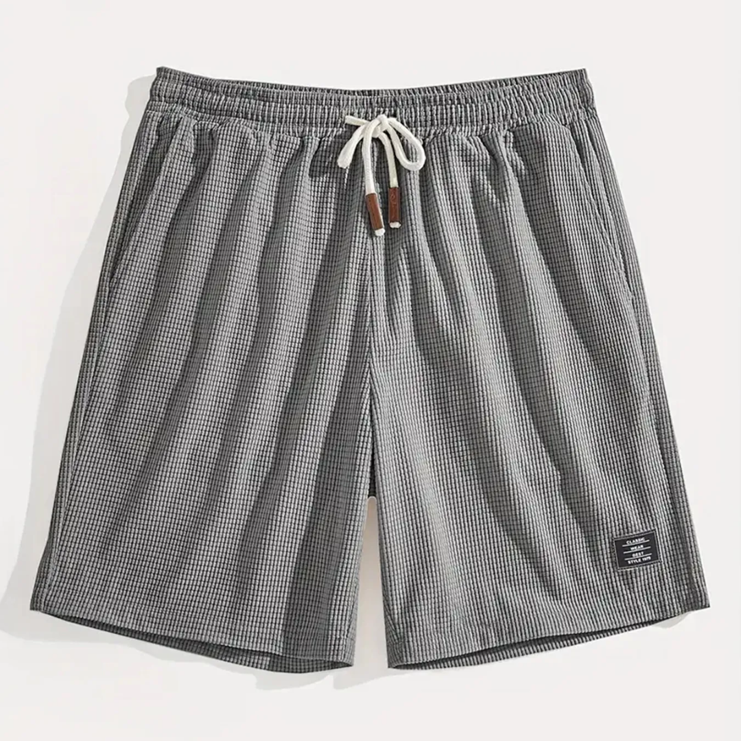 Pantaloncini grigi visti frontalmente con vita elastica arricciata e laccetto chiaro