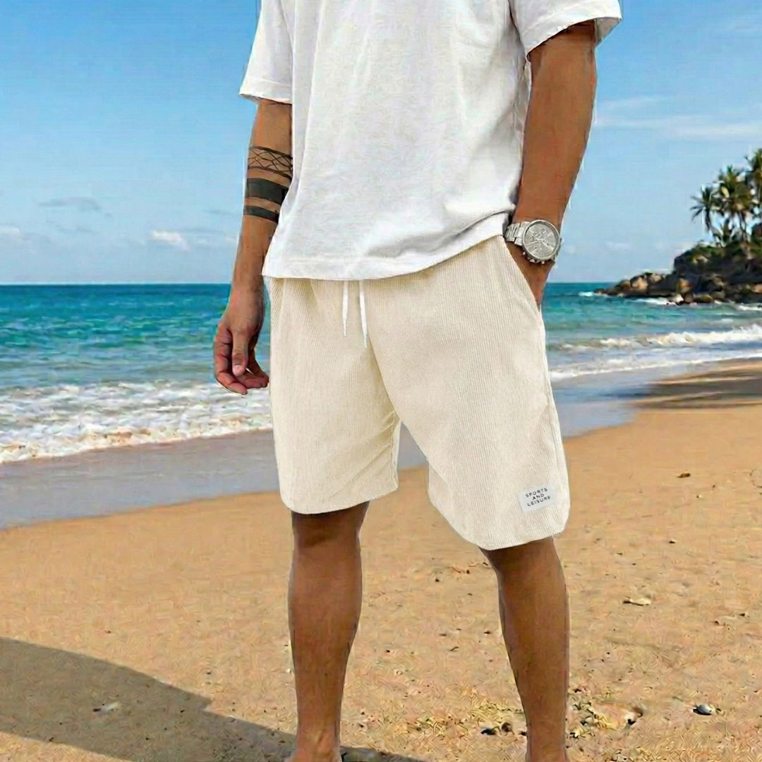Pantaloncini uomo beige a coste con tasche laterali ed etichetta applicata sul fondo gamba