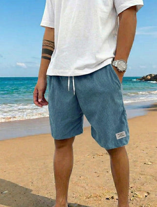 Pantaloncini uomo blu a coste lunghezza sopra il ginocchio, look casual da mare