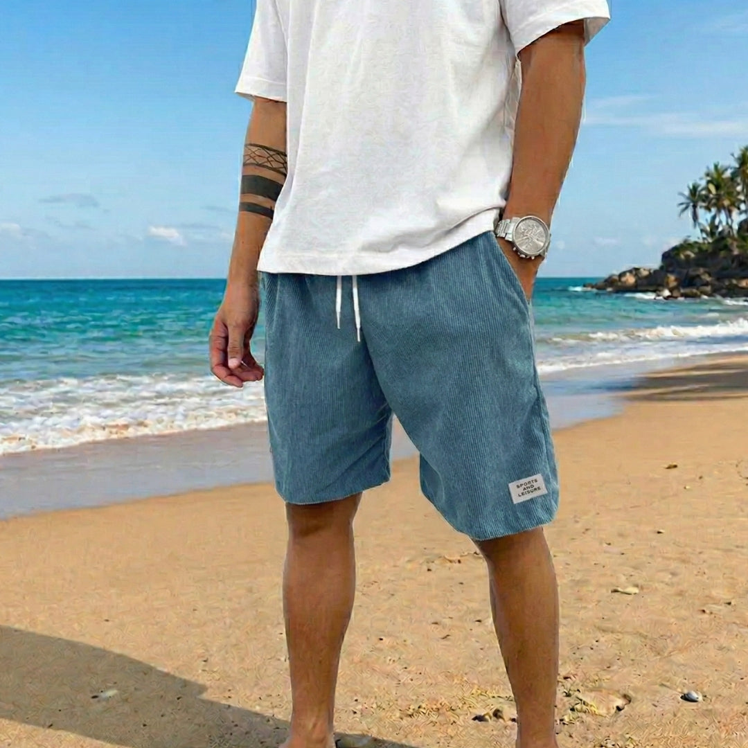 Pantaloncini uomo blu a coste lunghezza sopra il ginocchio, look casual da mare