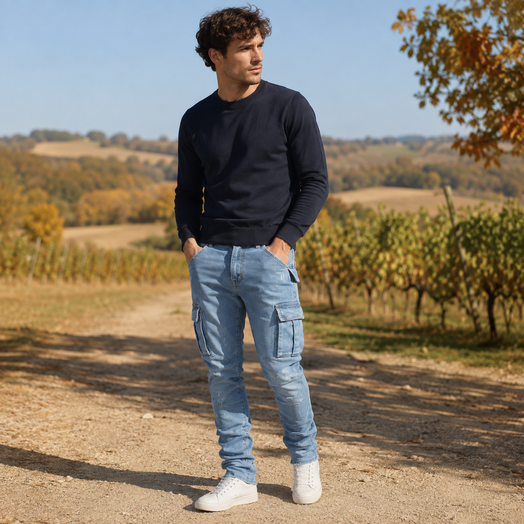 Uomo in pantaloni cargo azzurri con tasche a patta e maglione blu