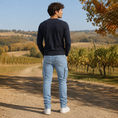 Retro dei pantaloni cargo azzurri con cinque tasche e passanti in vita