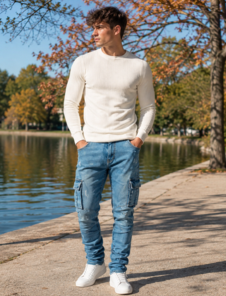 Pantaloni cargo blu scuro effetto lavato con tasche laterali e maglia bianca