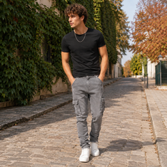Pantaloni cargo grigio scuro con tasche a patta abbinati a t-shirt nera