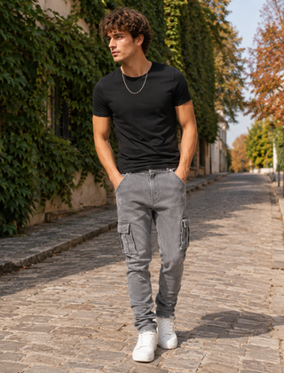 Pantaloni cargo grigio scuro con tasche a patta abbinati a t-shirt nera