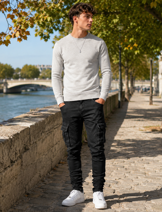 Pantaloni cargo neri con tasche laterali e sneakers bianche in città