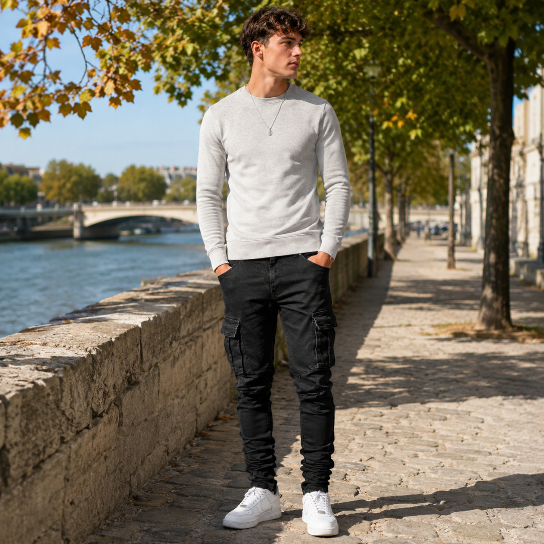 Pantaloni cargo neri con tasche laterali e sneakers bianche in città