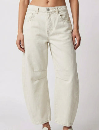 Pantaloni donna bianco panna con gamba curva, cuciture tono su tono e tasche frontali