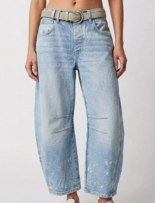 Pantaloni donna celeste chiarissimo indossati con cintura intrecciata e gamba curva ampia