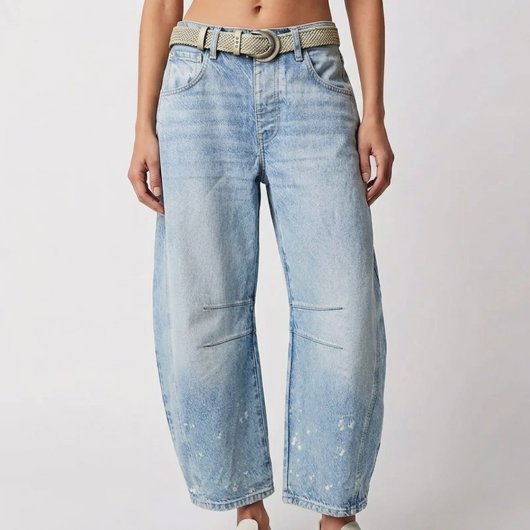 Pantaloni donna celeste chiarissimo indossati con cintura intrecciata e gamba curva ampia