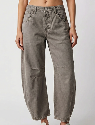 Pantaloni donna marrone chiaro dal volume arrotondato, effetto lavato e chiusura a bottone