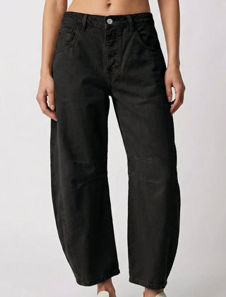 Pantaloni donna neri barrel leg leggermente slavati con passanti e bottone metallico