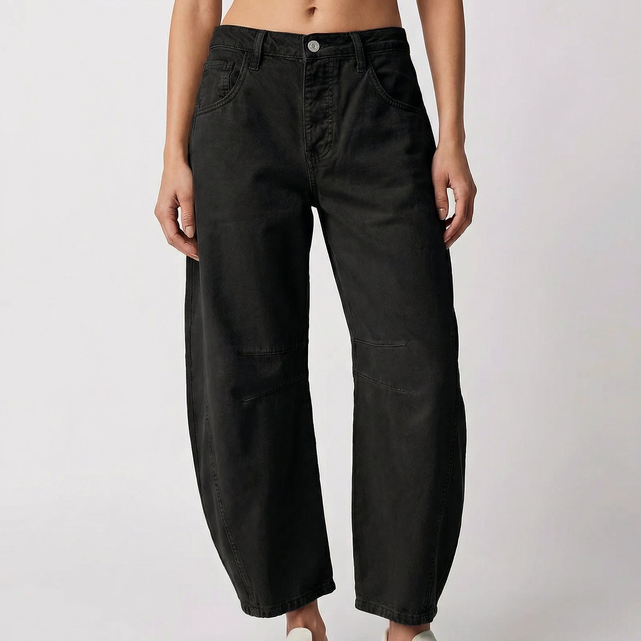 Pantaloni donna neri barrel leg leggermente slavati con passanti e bottone metallico
