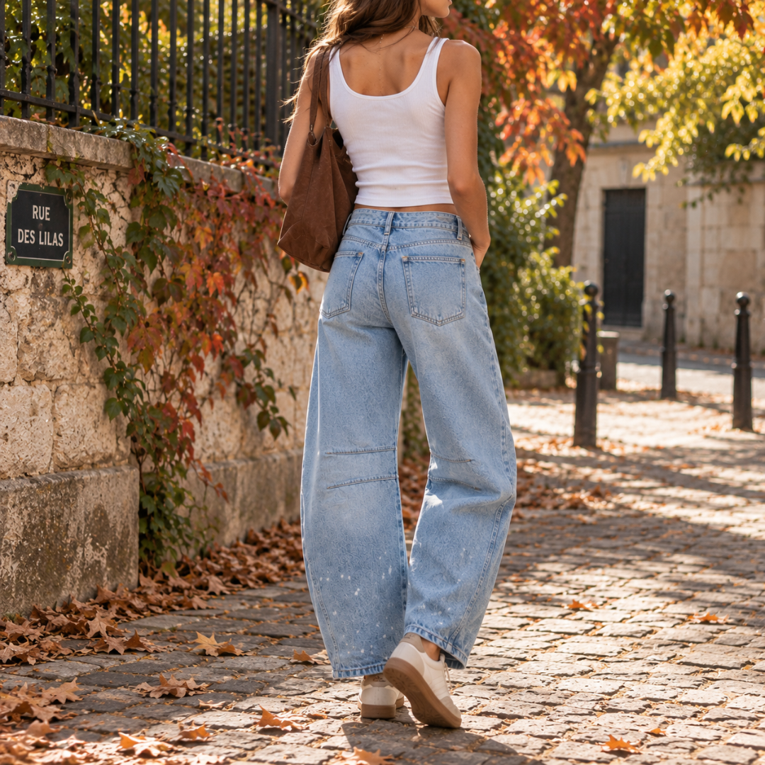 Retro dei pantaloni donna azzurri con tasche posteriori e orlo ampio