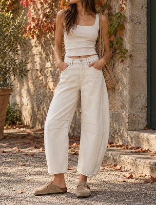 Pantaloni donna barrel bianchi con cuciture a contrasto e canotta beige