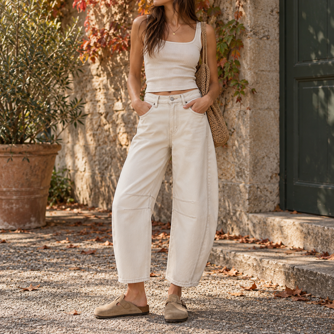 Pantaloni donna barrel bianchi con cuciture a contrasto e canotta beige