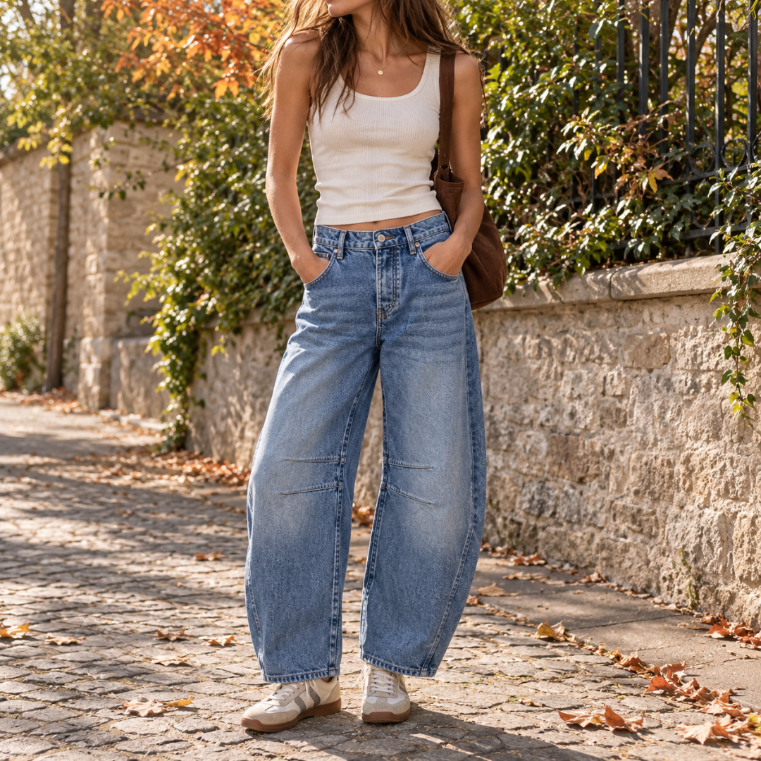 Pantaloni donna barrel blu scuro con cinque tasche e sneakers chiare