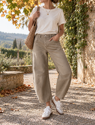 Pantaloni donna barrel kaki con t-shirt bianca e sneakers chiare