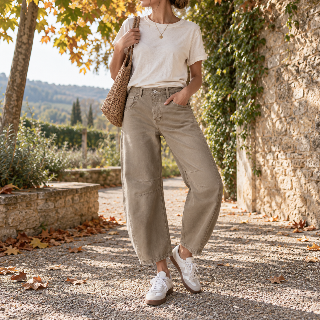Pantaloni donna barrel kaki con t-shirt bianca e sneakers chiare