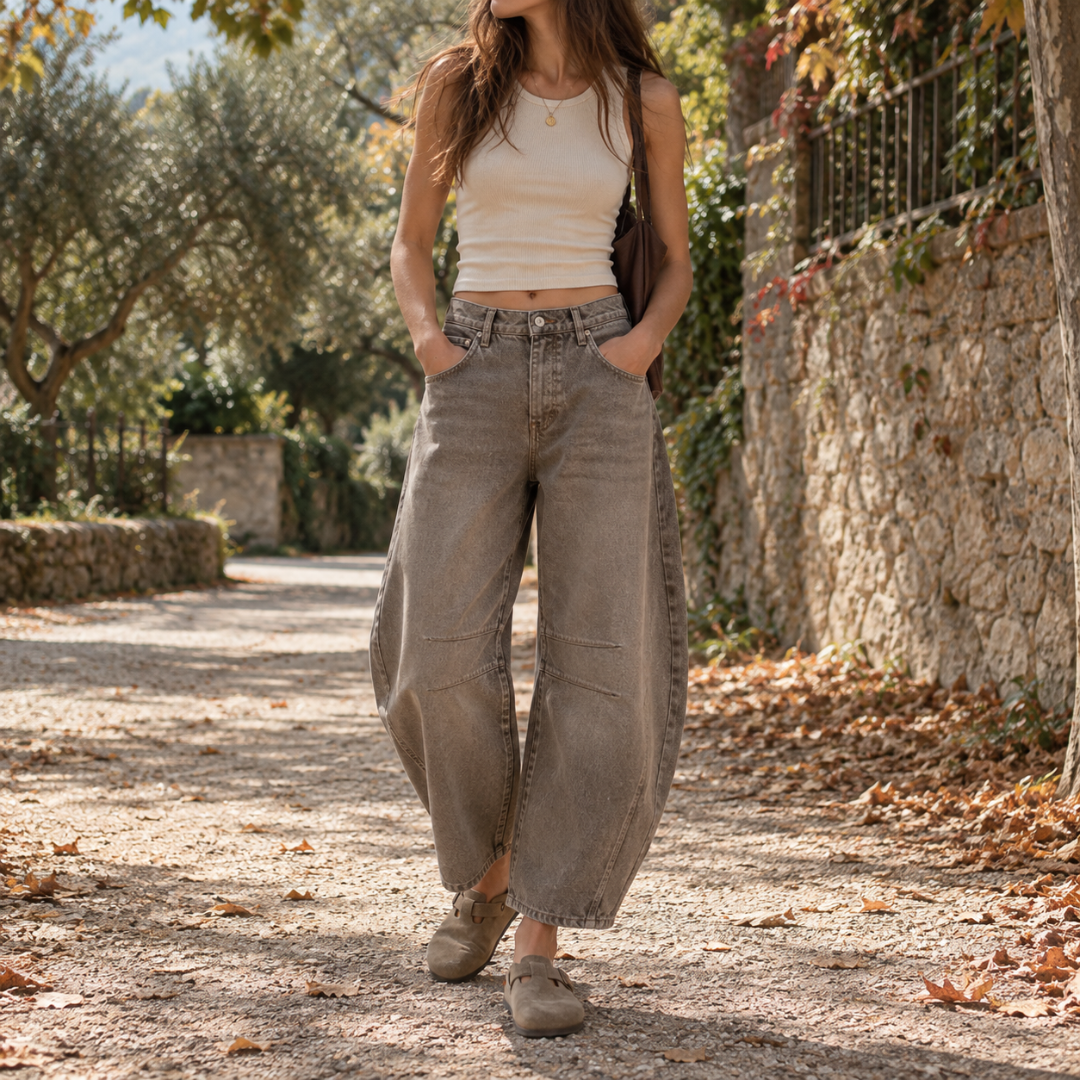 Pantaloni donna barrel marroni con cuciture a vista sulle gambe e top beige