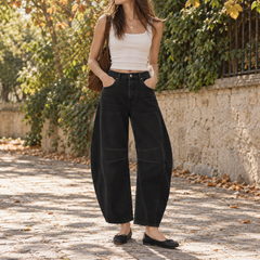 Pantaloni donna barrel neri con ballerine e canotta bianca, vista frontale