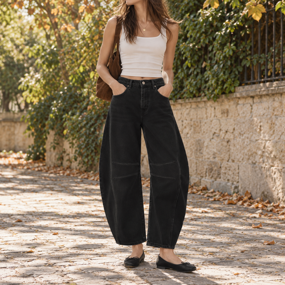 Pantaloni donna barrel neri con ballerine e canotta bianca, vista frontale