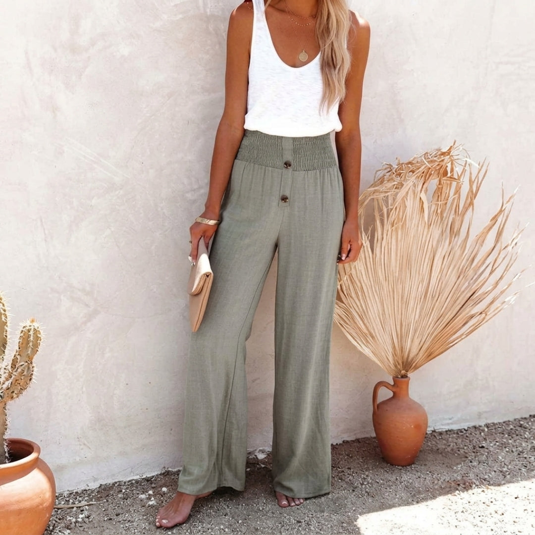 Pantaloni donna verde oliva a gamba larga abbinati a canotta bianca e clutch