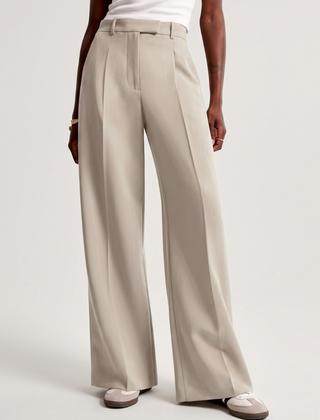 Pantaloni palazzo beige a vita alta con pieghe frontali e passanti a vista
