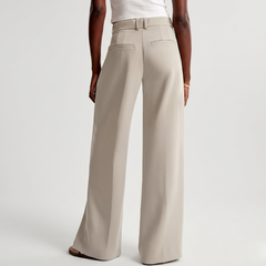 Retro dei pantaloni beige con tasche posteriori profilate e orlo ampio