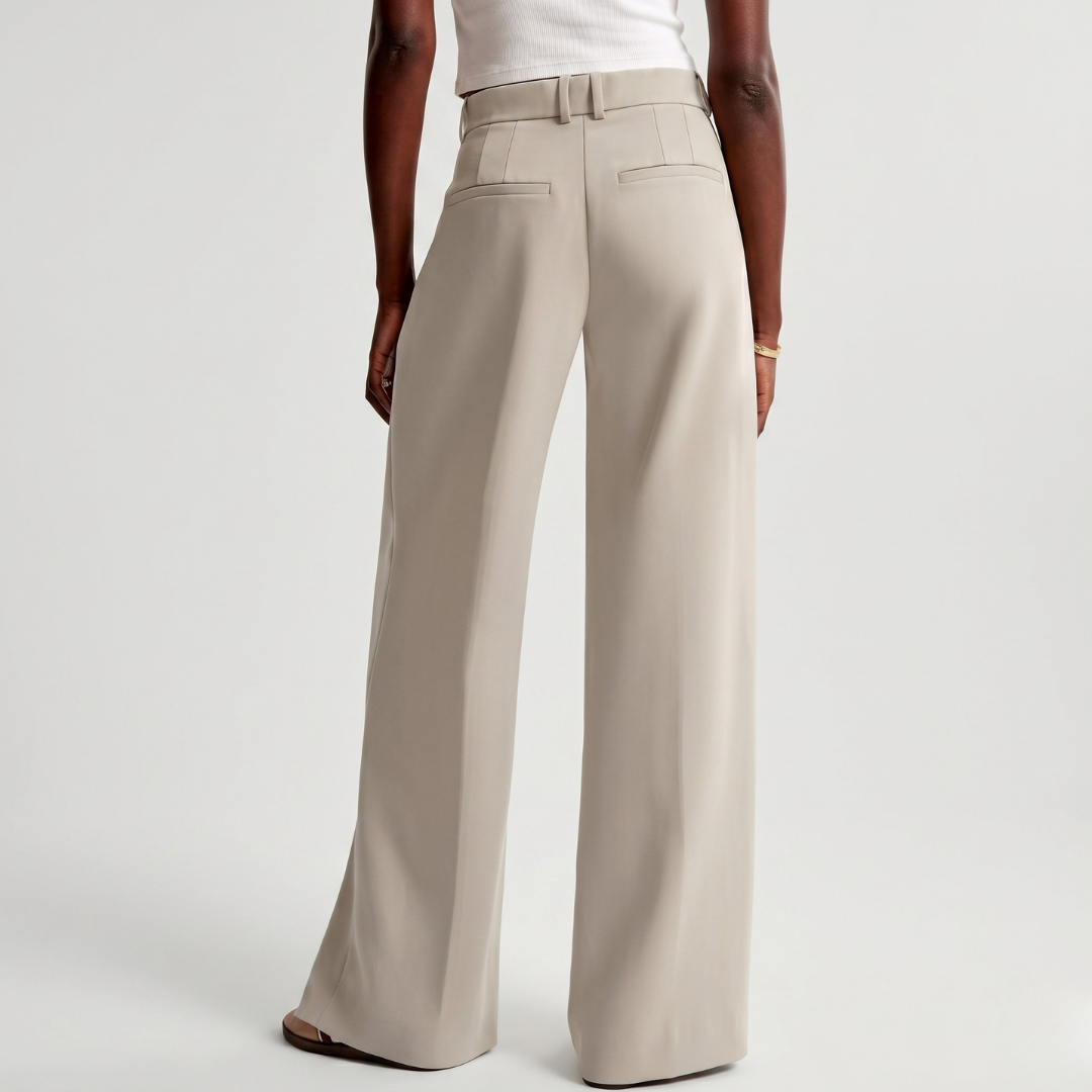 Retro dei pantaloni beige con tasche posteriori profilate e orlo ampio