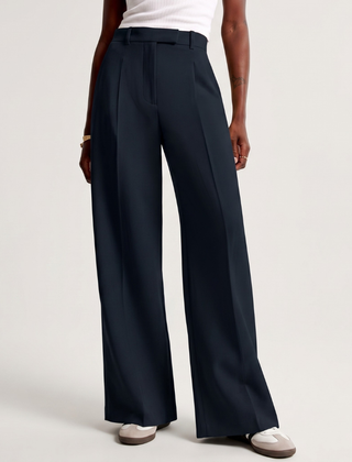 Pantaloni blu navy a vita alta con gamba larga e pieghe sul davanti