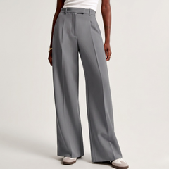 Pantaloni grigio chiaro a gamba larga con vita alta e pieghe frontali