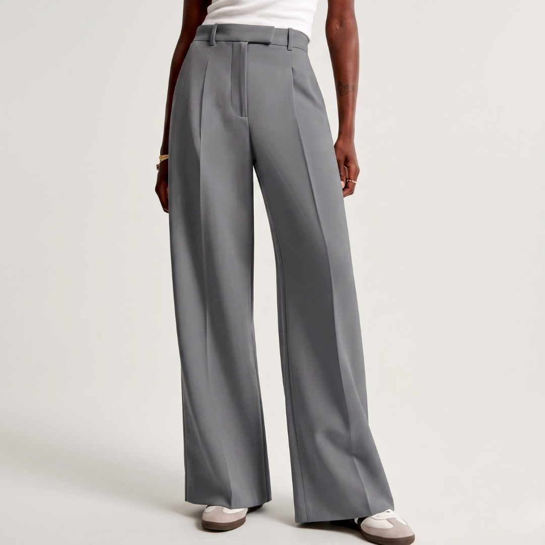 Pantaloni grigio chiaro a gamba larga con vita alta e pieghe frontali