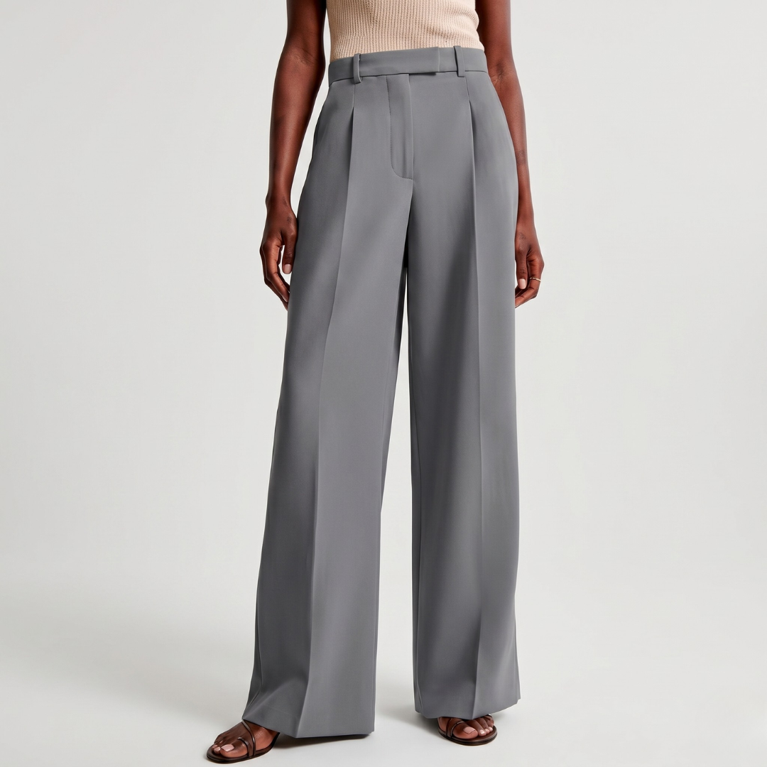 Dettaglio dei pantaloni grigio chiaro con piega centrale e orlo ampio