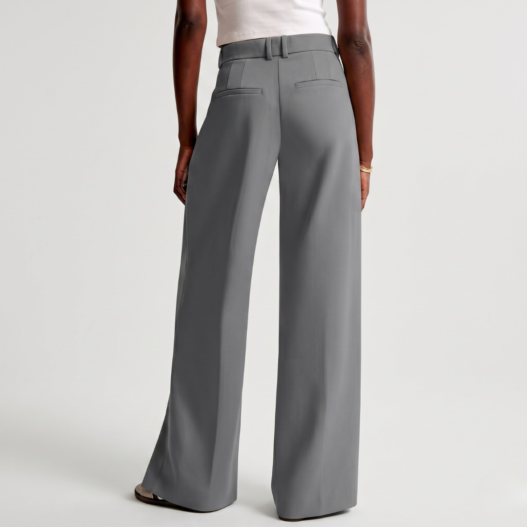 Retro dei pantaloni grigio chiaro con tasche a filetto e linea fluida