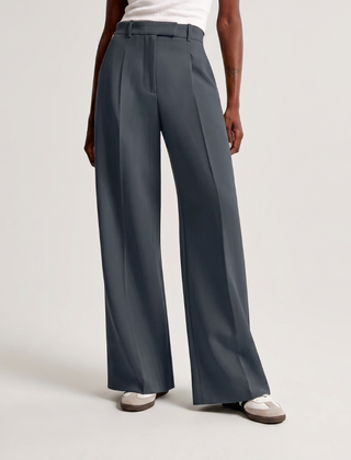 Pantaloni grigio scuro a gamba larga con vita alta e caduta morbida