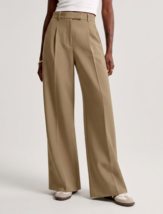Pantaloni kaki ampi a vita alta con passanti e piega stirata frontale