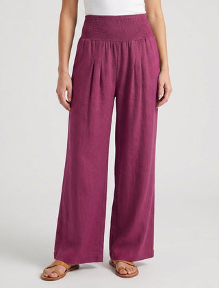Pantaloni palazzo rosa scuro con pieghe morbide sul davanti e caduta ampia