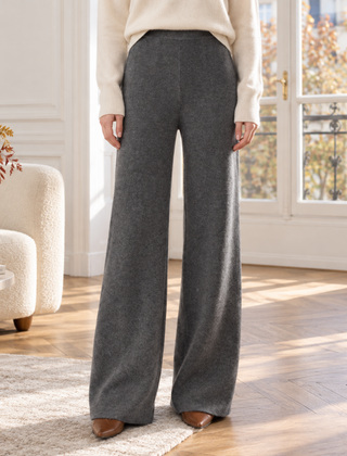 Pantaloni grigi a gamba larga con vita alta e caduta lunga fino al pavimento