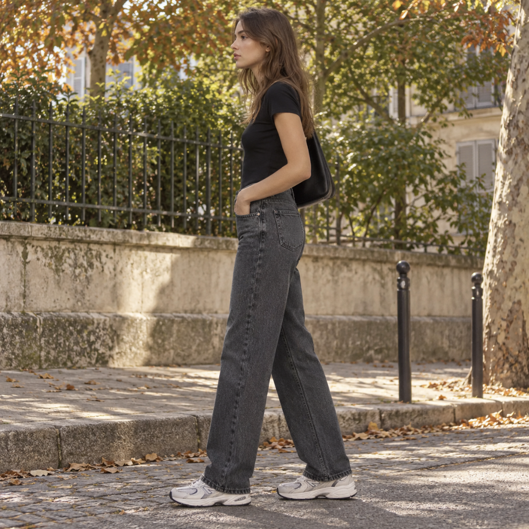Profilo dei pantaloni donna neri con tasca posteriore e orlo dritto
