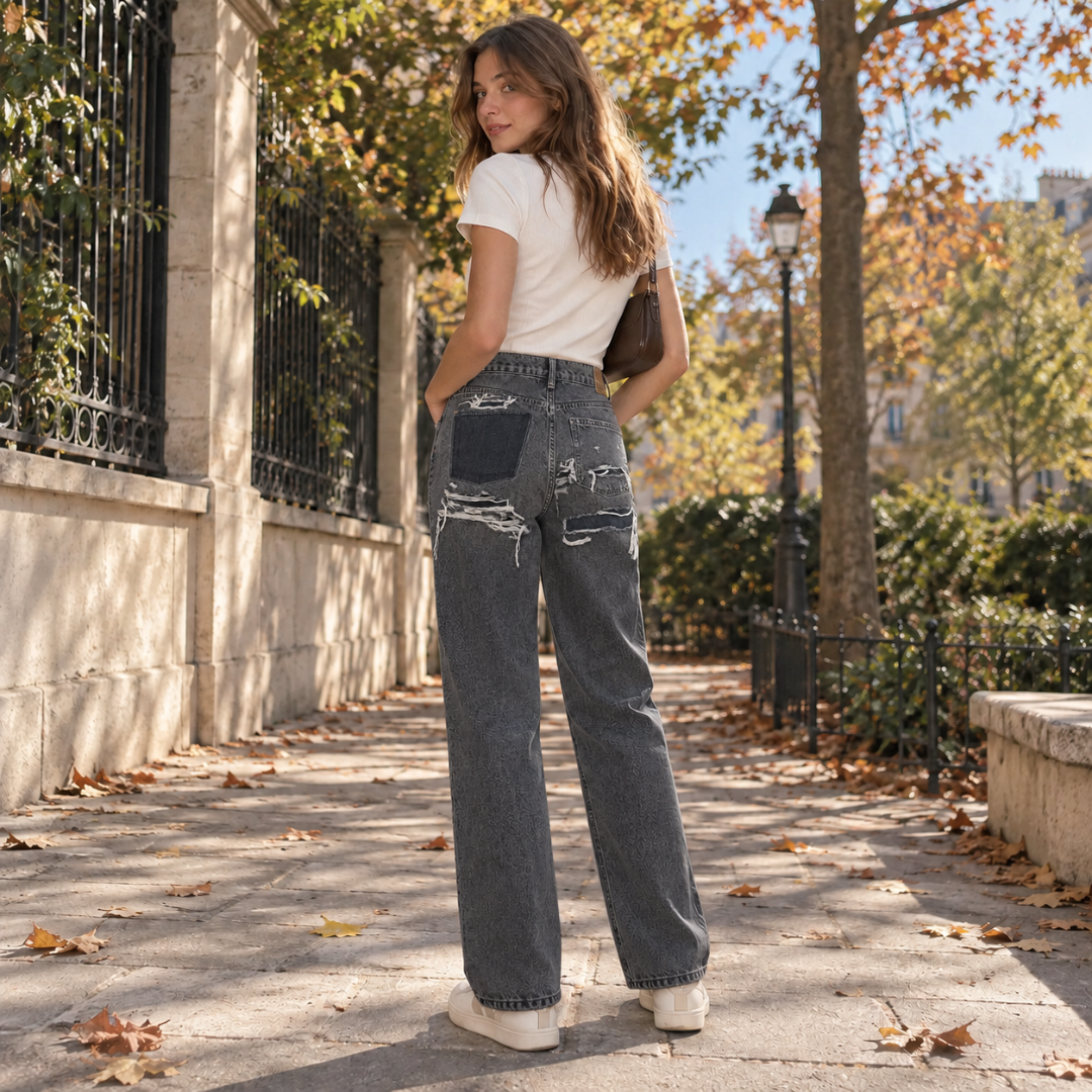 Retro dei pantaloni donna neri con strappi e inserto a contrasto sotto la tasca