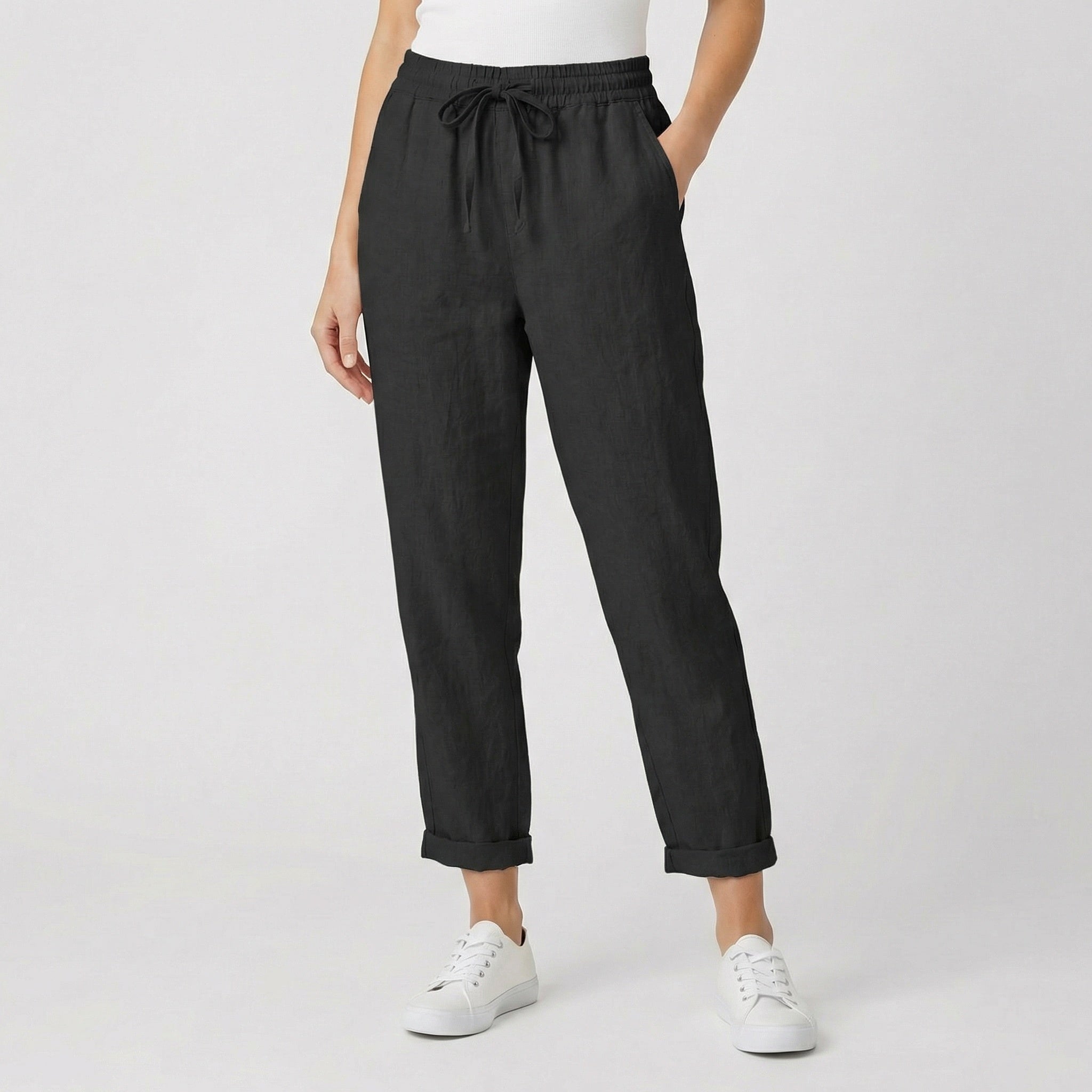 Pantaloni donna neri con vita elastica, tasche laterali e gamba affusolata