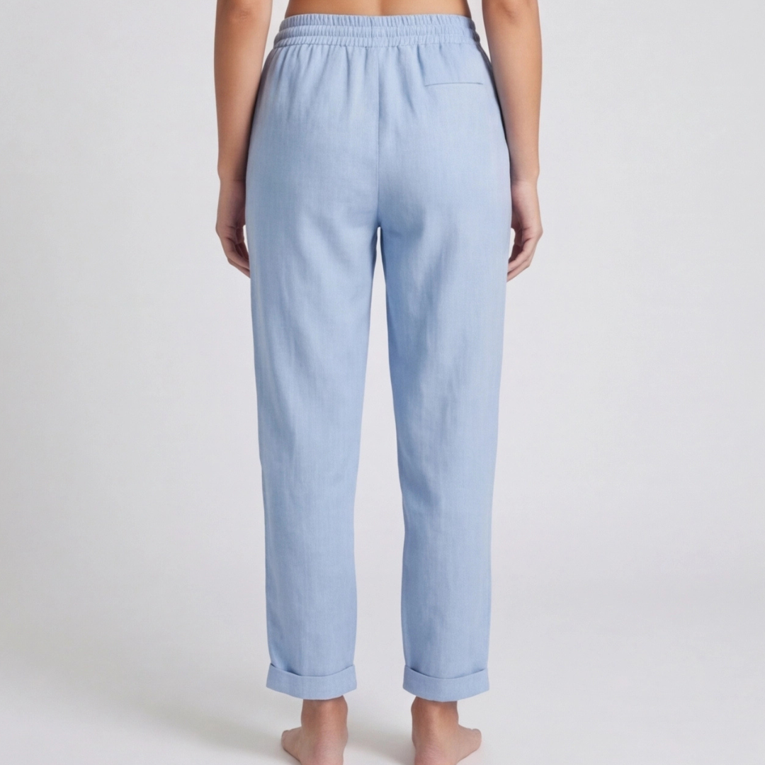 Retro dei pantaloni donna azzurri con vita arricciata e taschino posteriore